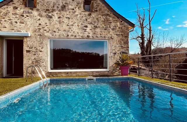 La Grange des Pyrénées with heated pool and jacuzzi