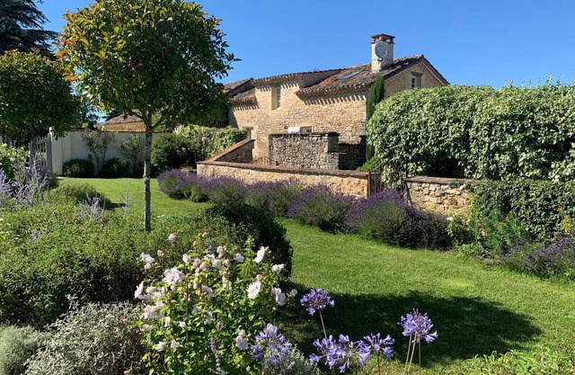La Grenoulliere open plan family Gite near pool and gardens