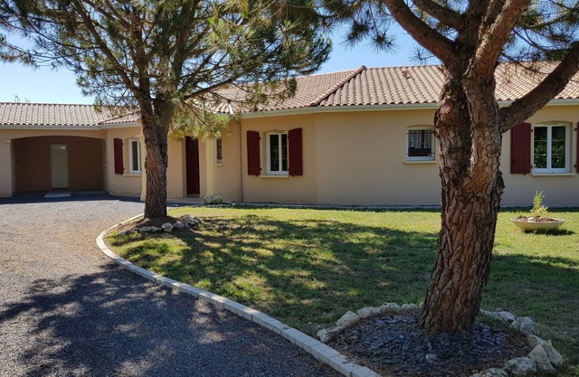 La maison aux ânes in the countryside, surrounded by vineyards with swimming pool.