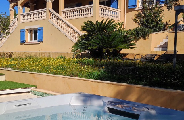 LA MAISON BLEUE, 2 rooms with kitchenette + pool, spa, tennis, pétanque