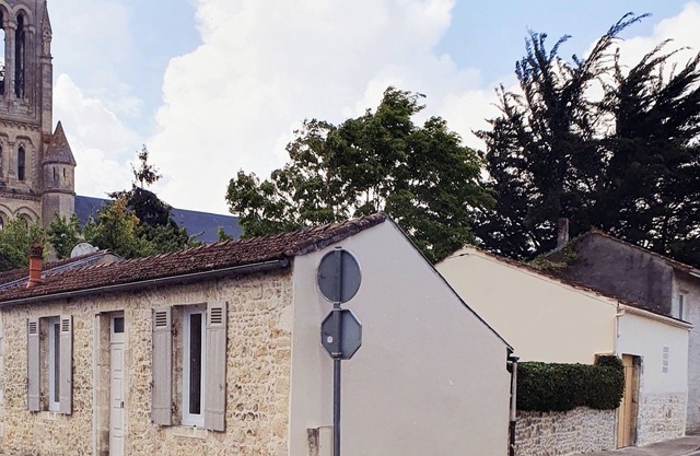 La Maison de Jeanne Entièrement Indépendante, en Ville Dans Secteur Calme