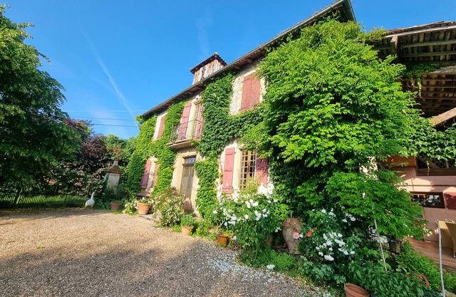 La Maison des Roses – Charming retreat in Gascony with heated pool & flower garden