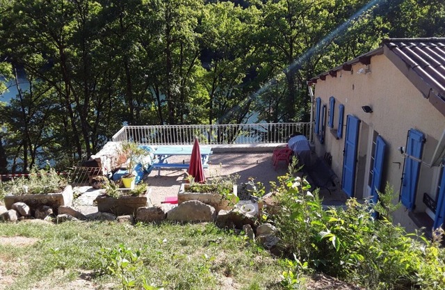 LA MAISON DU PECHEUR 30 m from LAKE CANTAL AUVERGNE SAINT ETIENNE CANTALES