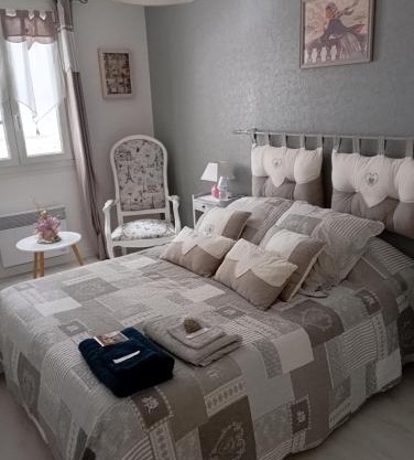 la maison rose 2 chambres avec lit pour 2 personnes et 2 salles de bains a 15 kilomètres du circuit de Magny-Cours et 1,2 kilomètre du sanctuaire de ste Bernadette