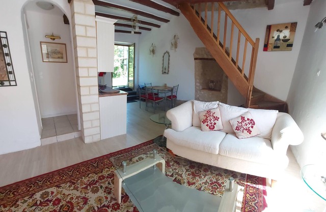 La Petite Mirabelle, peaceful rural character cottage with pool