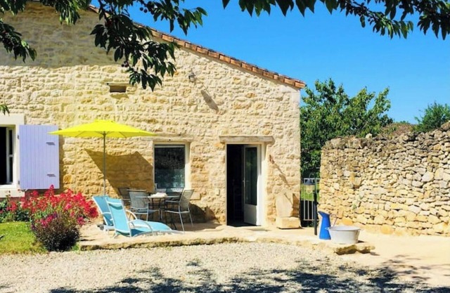 La Ponne, lovely gîte, large garden in Deux-Sèvres!