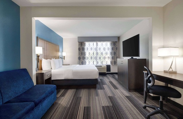 La Quinta Inn & Suites by Wyndham Springfield Airport Plaza