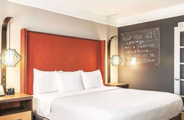 La Quinta New Orleans | King Suite w/Views | Outdoor Pool & Close to Jackson Sq