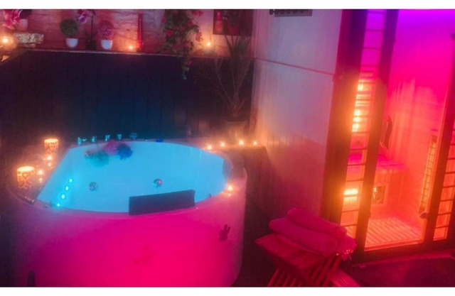 La Romance jacuzzi sauna de luxe quiet garden