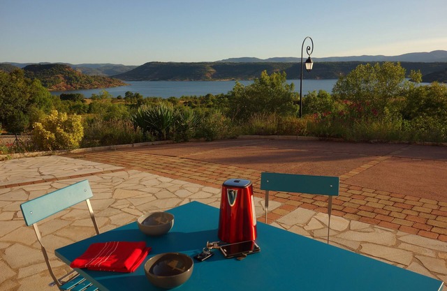 La Rosepierre, studio with a breathtaking view of the red-blue-green Salagou mountains