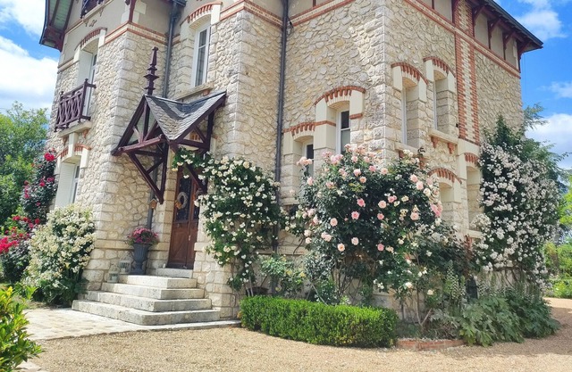 "La Roseraie" charm of a bourgeois house at the entrance of Chambord