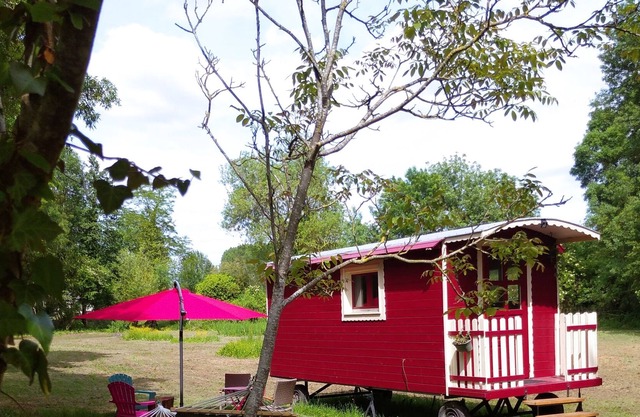 La Roulotte Du Moulin De Palet - Location Roulotte Rouge