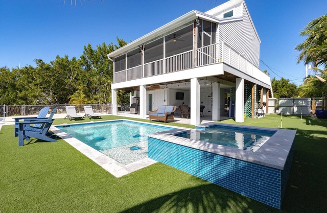 La Tortuga: Amazing 2BR Canal Front Home on Big Pine Key, Private Pool, Spa, Dockage & Dog-Friendly