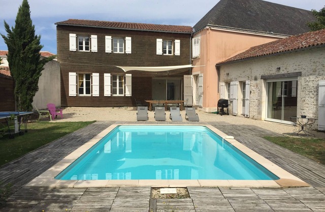 La Villa, private garden and swimming pool in exceptional location with château