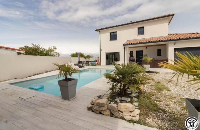La Villa - Swimming pool and Jacuzzi