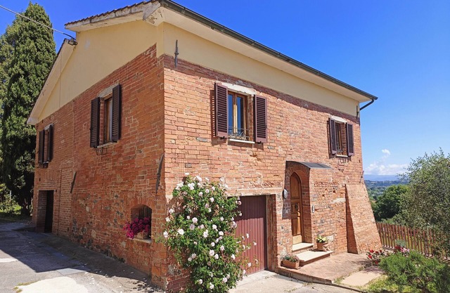 LA VINOVA Ancient House Walking Distance - A/C, Private Patio & Panorama