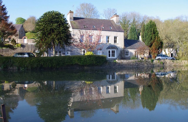 Laburnum Cottage on the waters edge at Cresswell Quay