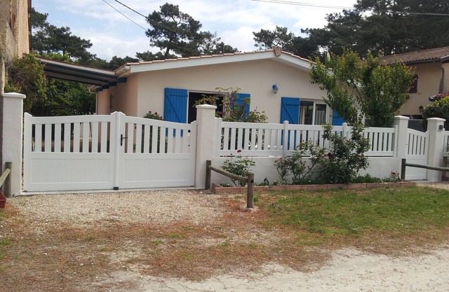 Lacanau-Océan 300m from the ocean, calm, detached house with blue shutters