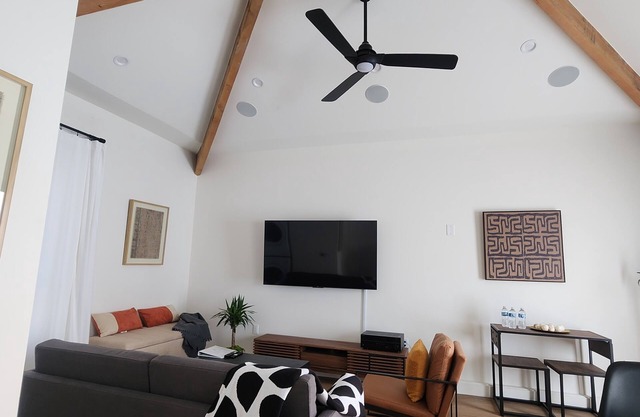 Ladera Heights Retreat, close to LAX, SOFI and the beach, centrally located.