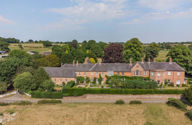 LADY POND RETREAT, family friendly, with hot tub in Ashbourne