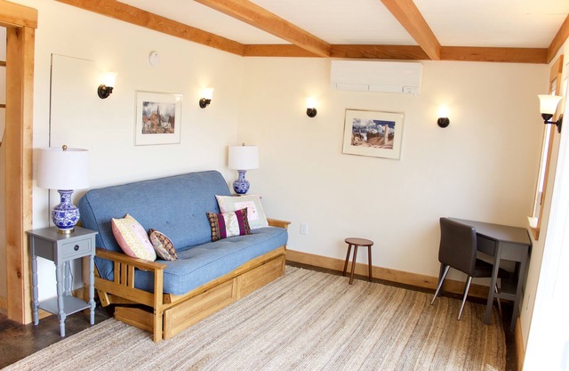 Ladyslipper – Cozy Cottage with Loft in Blue Hill town center