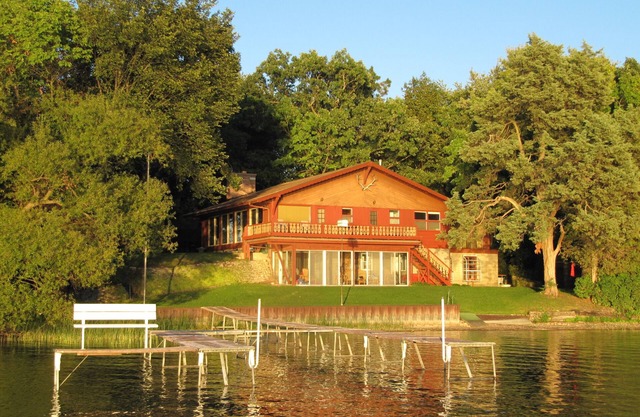 Laid Back Lakefront Cottage-Family Fun on Powers Lake