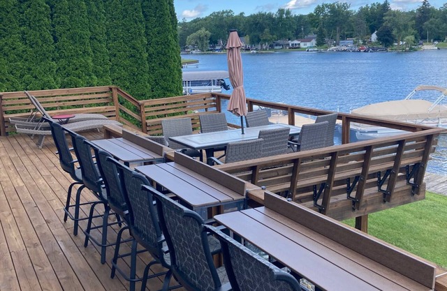 Lakefront home w/walkout basement arcade/bar area! Free Kayaks! Sandbar!