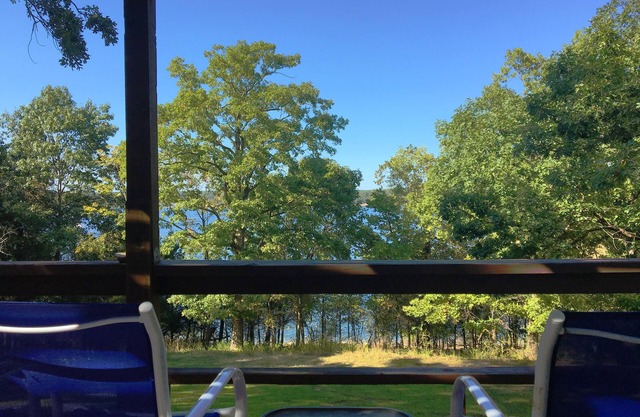 LAKE ACCESS & GREAT VIEWS! MINUTES TO THE WHITE RIVER! 3 BR/2BA, 1500 sq. ft.