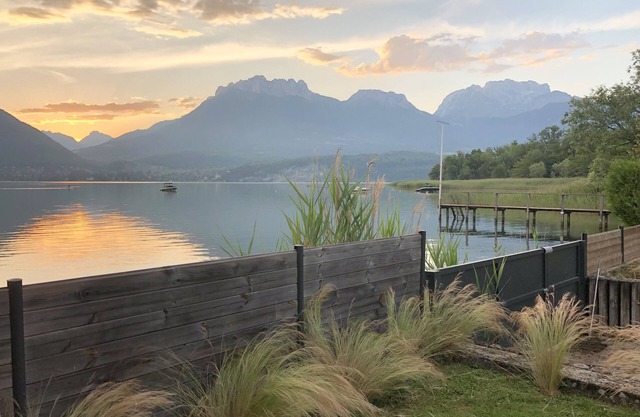 Lake Annecy waterfront studio with paddles and bikes