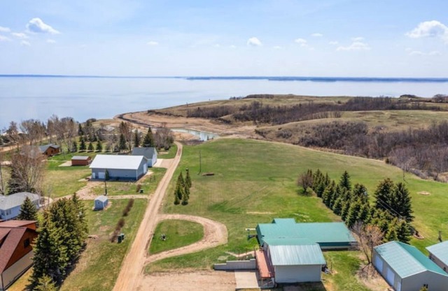 Lake cabin in Garrison Creek (lake Sakakawea