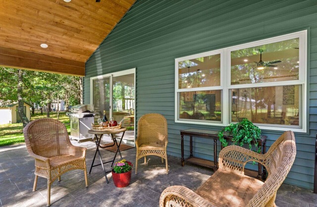 LAKE CAMELOT BRAND NEW HOME WITH PONTOON RENTAL, MINUTES FROM SAND VALLEY