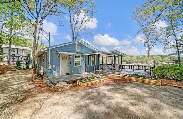 Lake Cottage - Sleeps 10 - Clean and Modern - Great Views