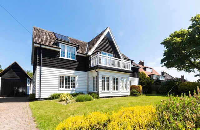 Lake Cottage - sleeps 10 guests in 5 bedrooms