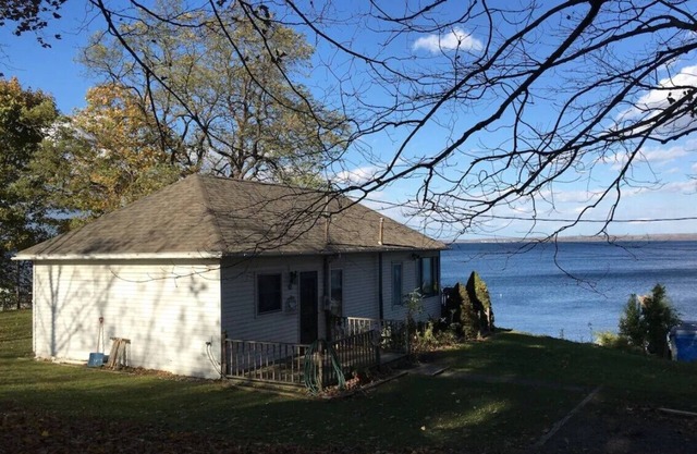 Lake Dreamin-Seneca Lake-Waterfront-Hot Tub-Wine Trail, 100ft Private Level Beach-Pets OK