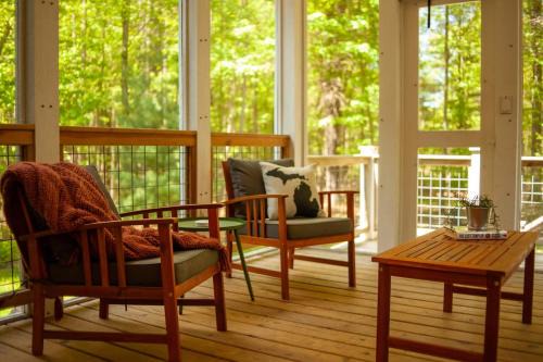 Lake Effect Lodge 3 Minutes From Laketown Beach!