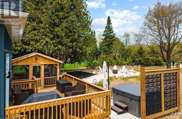 Lake Eugenia Shasta Cottage-Sleeps 6 Guests-Hot Tub-Wood burning Fire Pitn