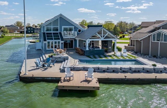 Lake front 4-bedroom vacation home with pool and tiki bar!
