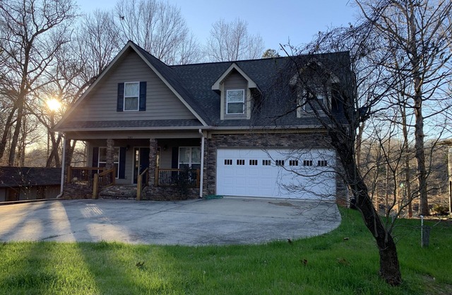 Lake Front Home. 3 Large Living Spaces. Screened Porches. Pet Friendly.