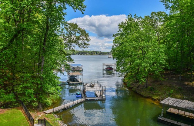 Lake front home hiking wineries hot tub kayak dock