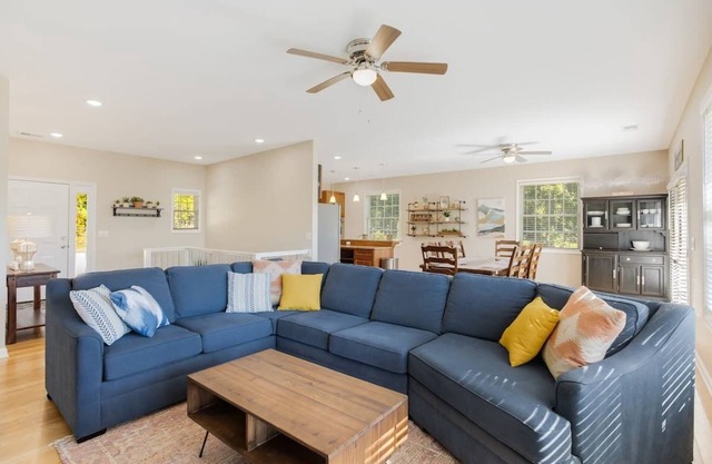 Lake front/kayaks/private dock/firepit/game room w/pool table/sleeps up to 14
