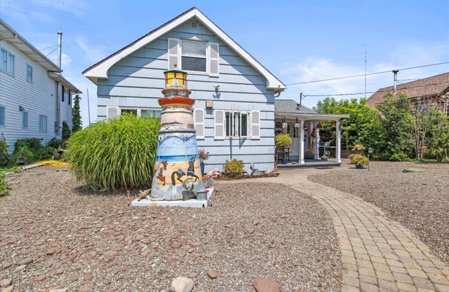 Lake Front Two Bedroom Cottage!