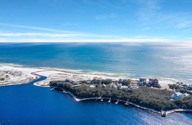 Lake front, with Gulf View! Perfect for large groups! 10 min walk to beach.