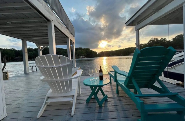 Lake Gaston Waterfront-FirePit, Dock, Sundeck, Kayaks, SUP, PingPong,Has it ALL!