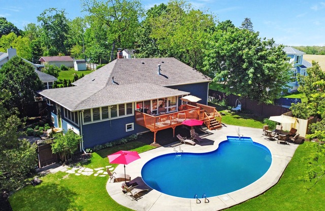 LAKE GENEVA HOME WITH POOL 2 BLOCKS FROM LAKE-BEACH-SWIM PIER