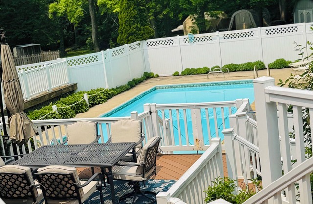 Lake Geneva Retreat - 4-bedroom House with Pool