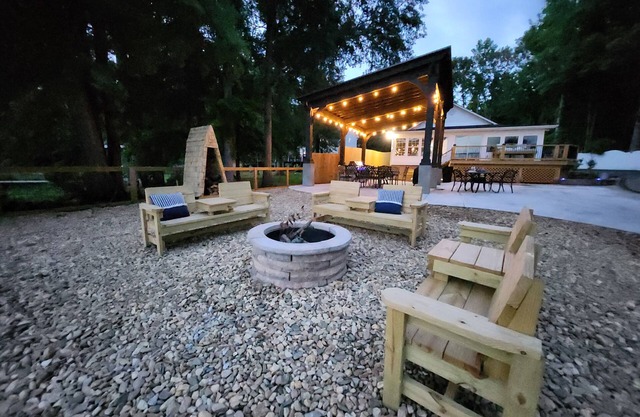 Lake Greenwood Lodge-Main House and Guest House- Boats and Pups Welcome
