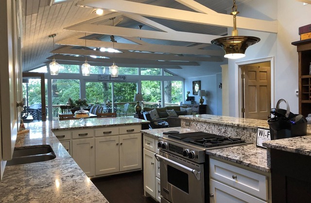 Lake Hickory - Views Galore In Quiet Cove