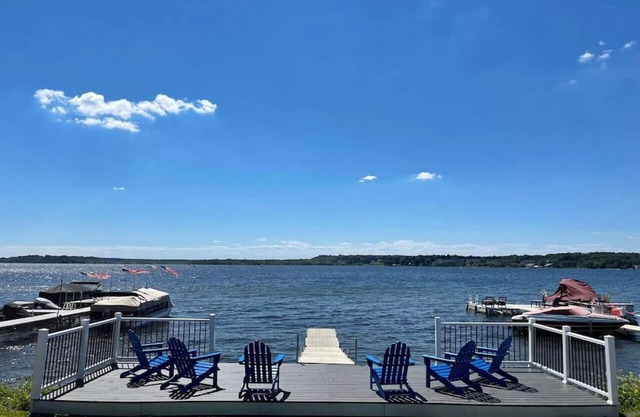 Lake home & cottage,mins to track & downtown