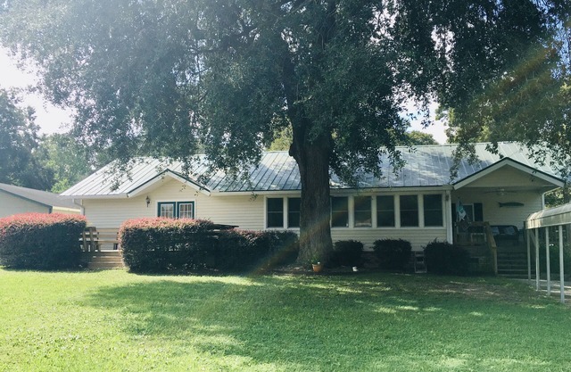 Lake Home walking distance to Marina and 2 more boat landings within a Mile!