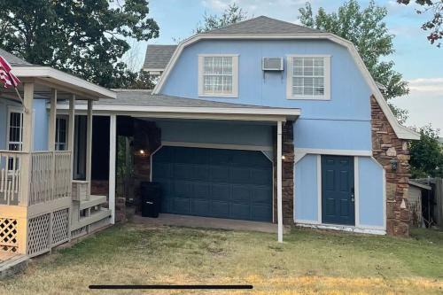Lake House and Studio Book Two places in one 4 bedrooms large driveway and yard